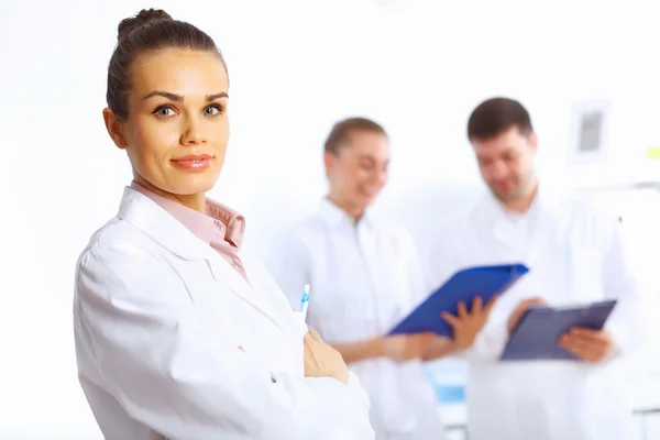 Jeune femme médecin en uniforme blanc — Photo