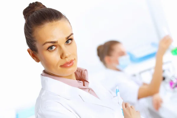 Jeune femme médecin en uniforme blanc — Photo