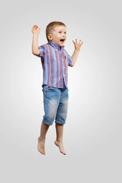 Feliz niño saltando — Foto de Stock