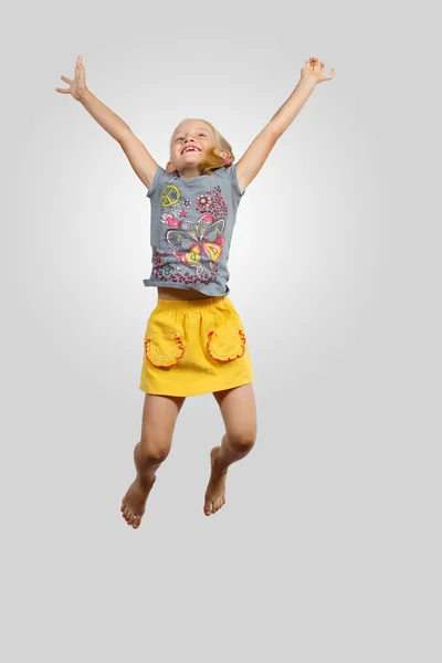 快乐的孩子跳 — 图库照片