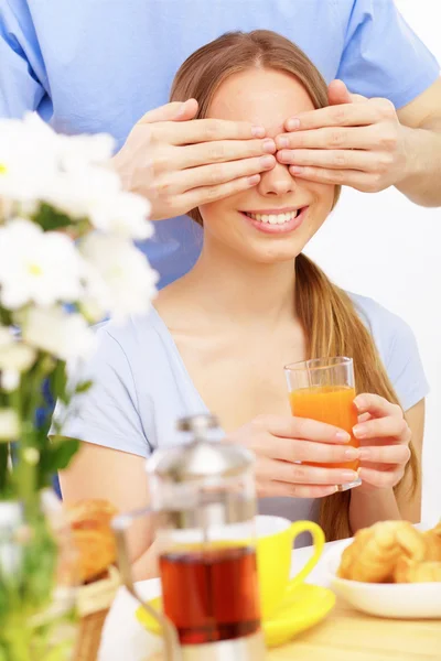 Jonge paar thuis samen — Stockfoto