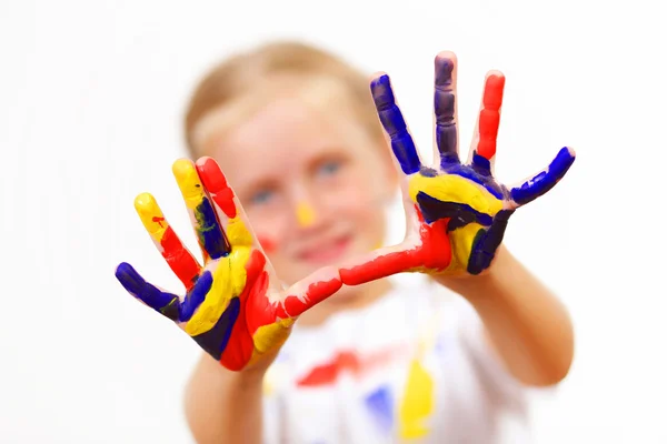 Gelukkig kind met verf op de handen — Stockfoto