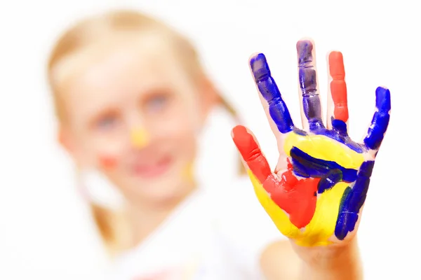 Счастливый ребенок с краской на руках — стоковое фото