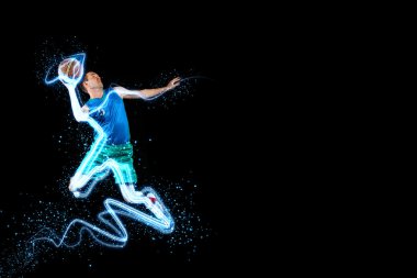 Topu olan bir basketbolcu