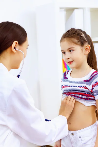 Ragazzina e un medico — Foto Stock