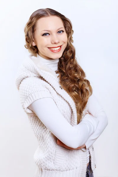 Junge Frau im warmen Pullover — Stockfoto