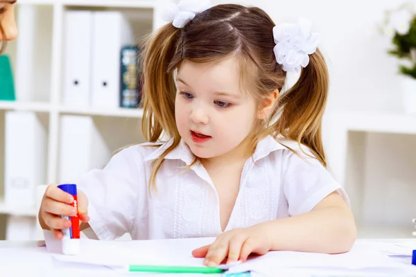 Niña y su madre estudiando — Foto de Stock