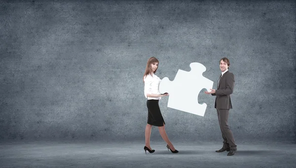 Stuk van de puzzel en zakelijke personen — Stockfoto