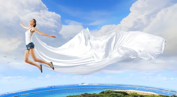Танцівниця сучасного стилю на тлі блакитного неба — стокове фото