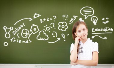 blackboard yakınındaki scoolgirl ayakta