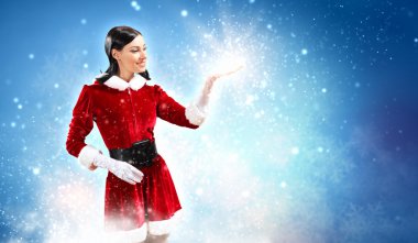 Noel Baba kıyafetleri giyen kız portresi