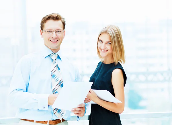 Dos jóvenes colegios empresariales . — Foto de Stock