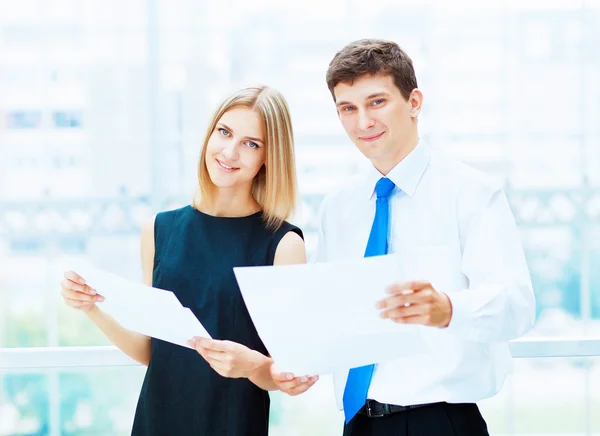 Dos jóvenes colegios empresariales . — Foto de Stock