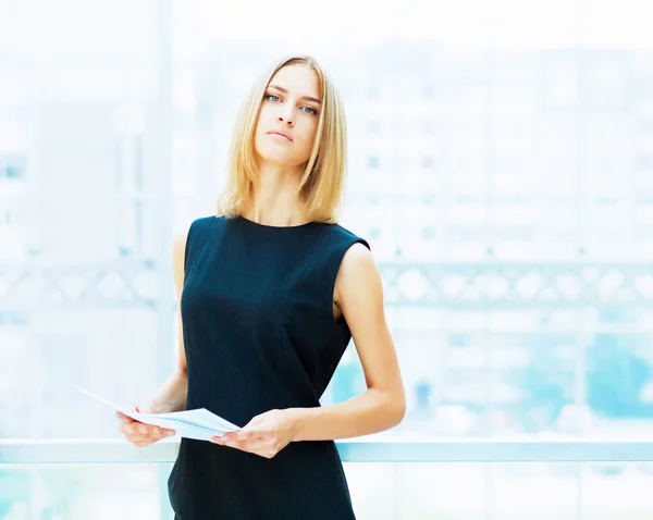 Young pretty business woman... — Stock Photo, Image