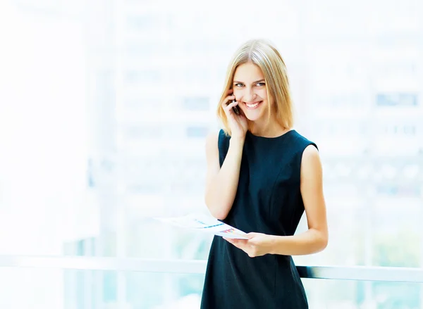 Joven bonita mujer de negocios ... — Foto de Stock