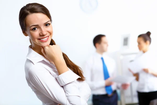 Jeune femme d'affaires au bureau — Photo