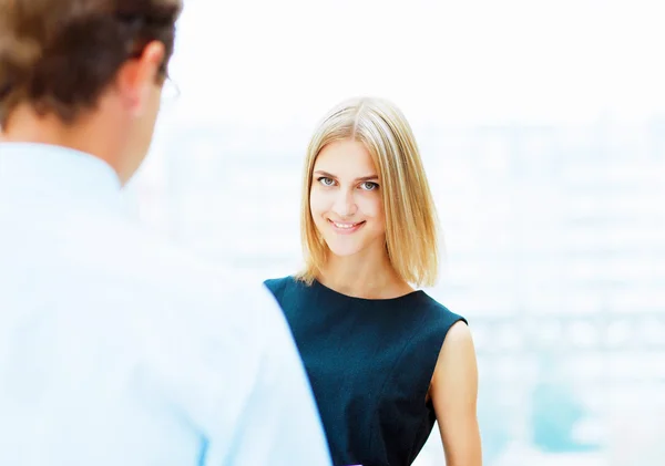 Twee jonge bedrijf collega 's. — Stockfoto