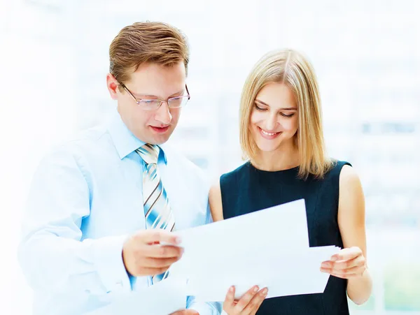 Twee jonge bedrijf collega 's. — Stockfoto