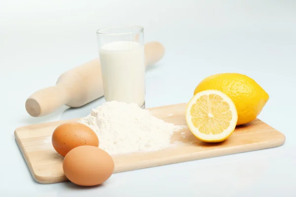 Prodotti diversi per fare il pane — Foto Stock