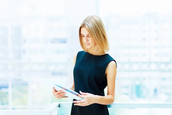 Young pretty business woman... — Stock Photo, Image