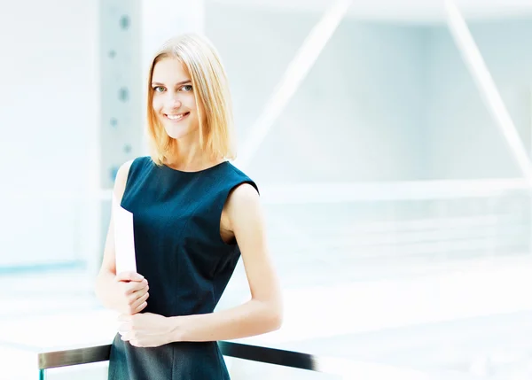 Young pretty business woman... — Stock Photo, Image