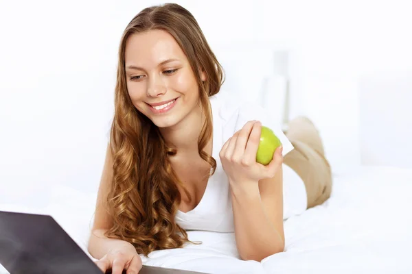 Молодая женщина с ноутбуком Стоковое Изображение