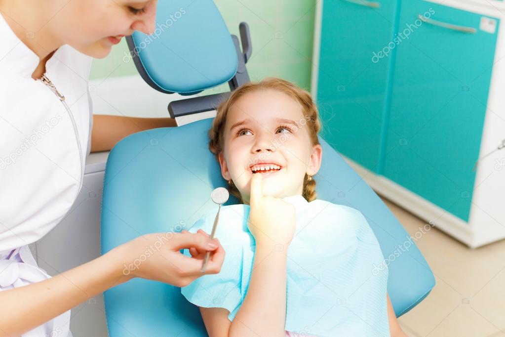 консультация детского стоматолога. логопед ортодонт. ребенок зубы стоматология. логопед ортодонт. счастливый ребенок в стоматологии.