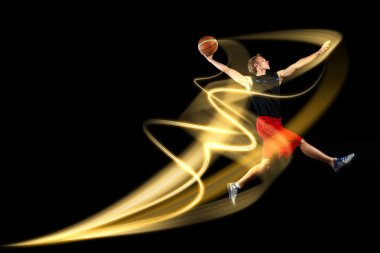Topu olan bir basketbolcu