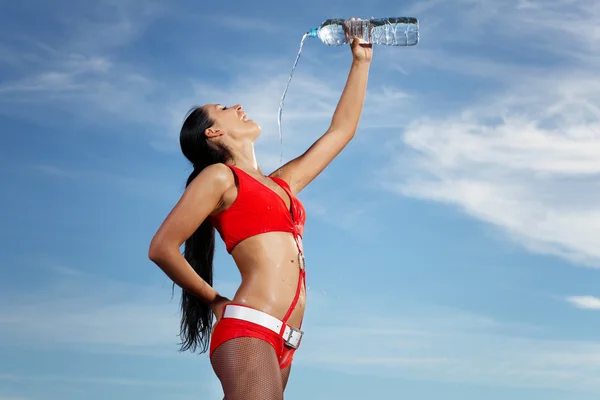 Молода дівчина спорту з пляшкою води — стокове фото