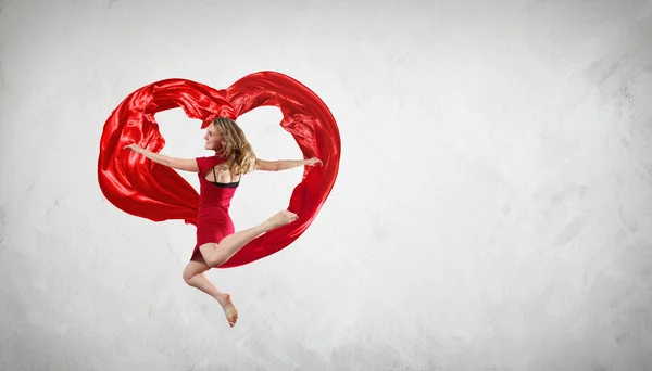 Tanzende junge Frau mit fliegendem Stoff — Stockfoto