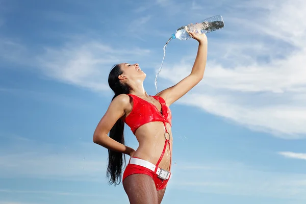 Молодая спортивная девушка с бутылкой воды — стоковое фото