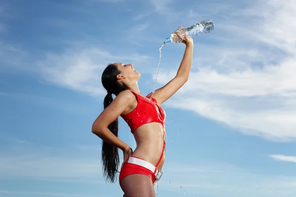 Jovem menina do esporte feminino com uma garrafa de água — Fotografia de Stock