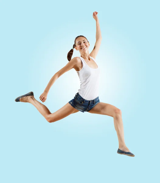 Bailarina femenina de estilo moderno saltando y posando — Foto de Stock