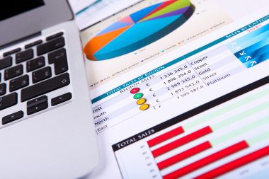 finansal kağıtları masaya