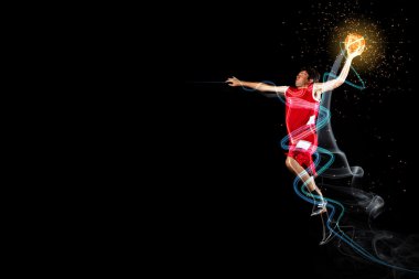 Topu olan bir basketbolcu