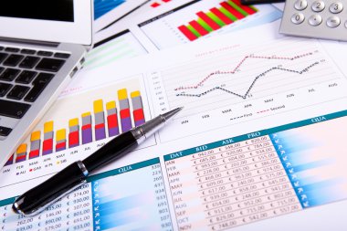 finansal kağıtları masaya