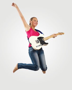 elektro gitar çalmaya ve atlama genç kadın