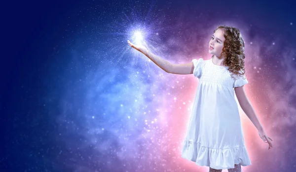 Kind met magisch licht — Stockfoto