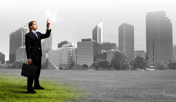 Hombre de negocios y paisaje urbano — Foto de Stock