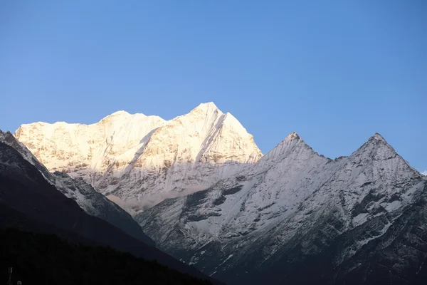 Karlı dağlar — Stok fotoğraf