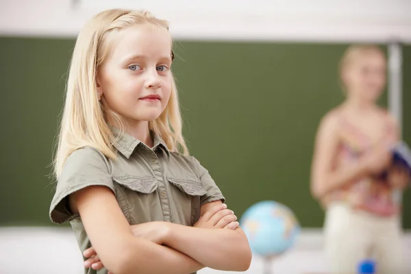 Маленькая девочка в классе — стоковое фото