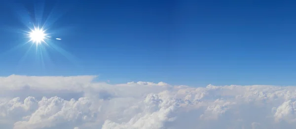 Céu azul e sol. — Fotografia de Stock