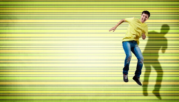 Joven bailando y saltando... — Foto de Stock