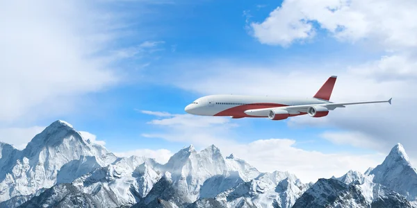 Bílá osobní letadlo nad vrcholky hor — Stock fotografie