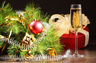 Bir bardak şampanya.