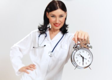 genç bir kadın doktor saatleri ile