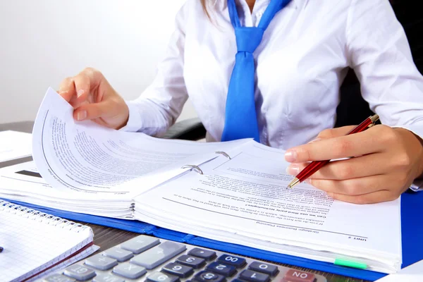 Mujer de negocios en la oficina — Foto de Stock