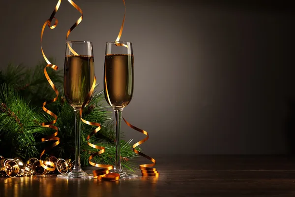 Egy üveg pezsgő az újévi partin. — Stock Fotó