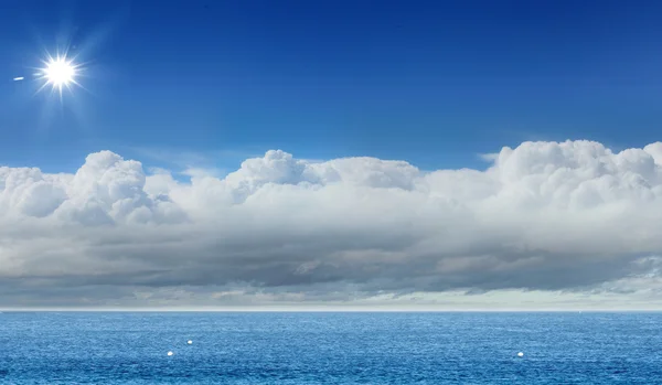 Céu azul e sol. — Fotografia de Stock