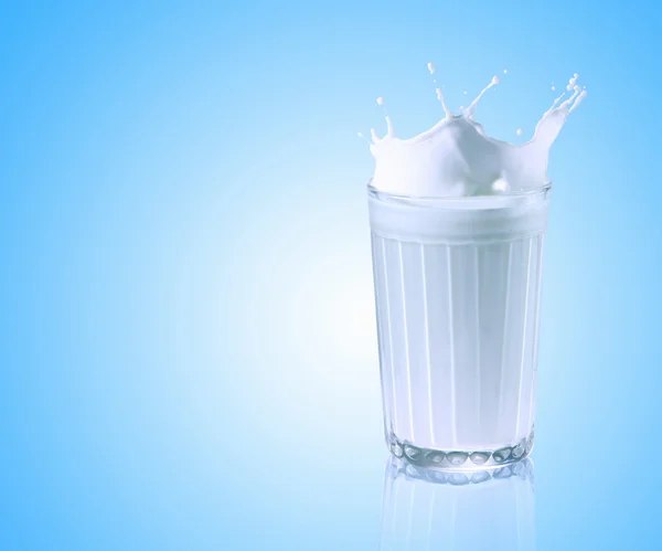Latte fresco nel bicchiere — Foto Stock